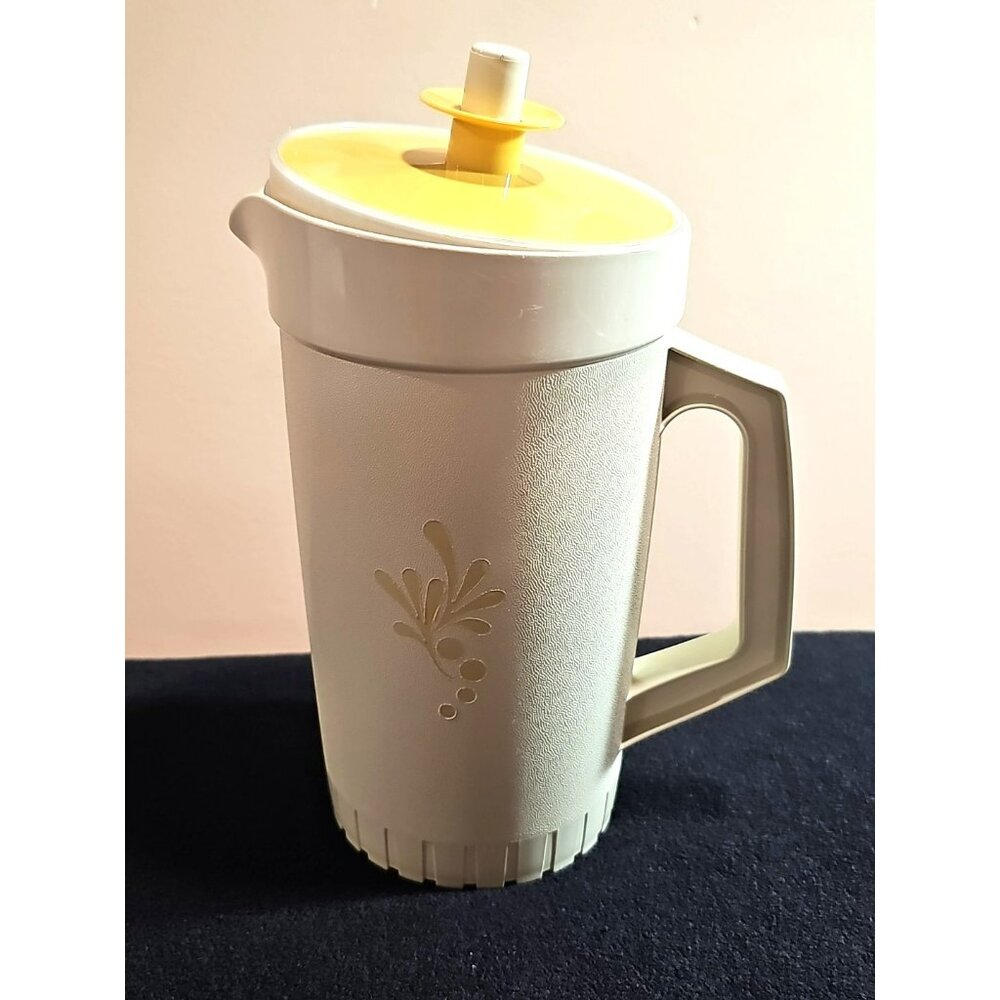 Vintage 10" Tupperware Water Pitcher Push Button Lid 874-14